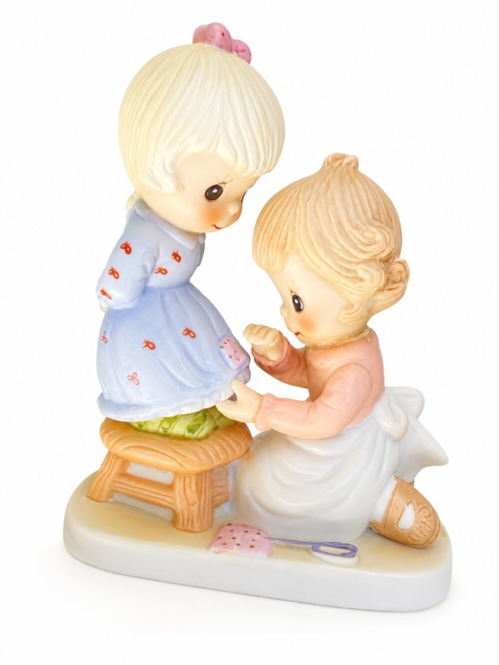 1980 Jennifer Alexander’s Precious Moments Porcelain Dolls Figurine Sewing cotta